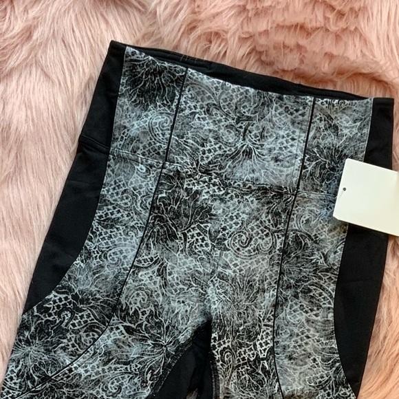 NWT Lululemon Sweat & Repeat Tight. 28 BLK Sz 6 - Picture 2 of 5